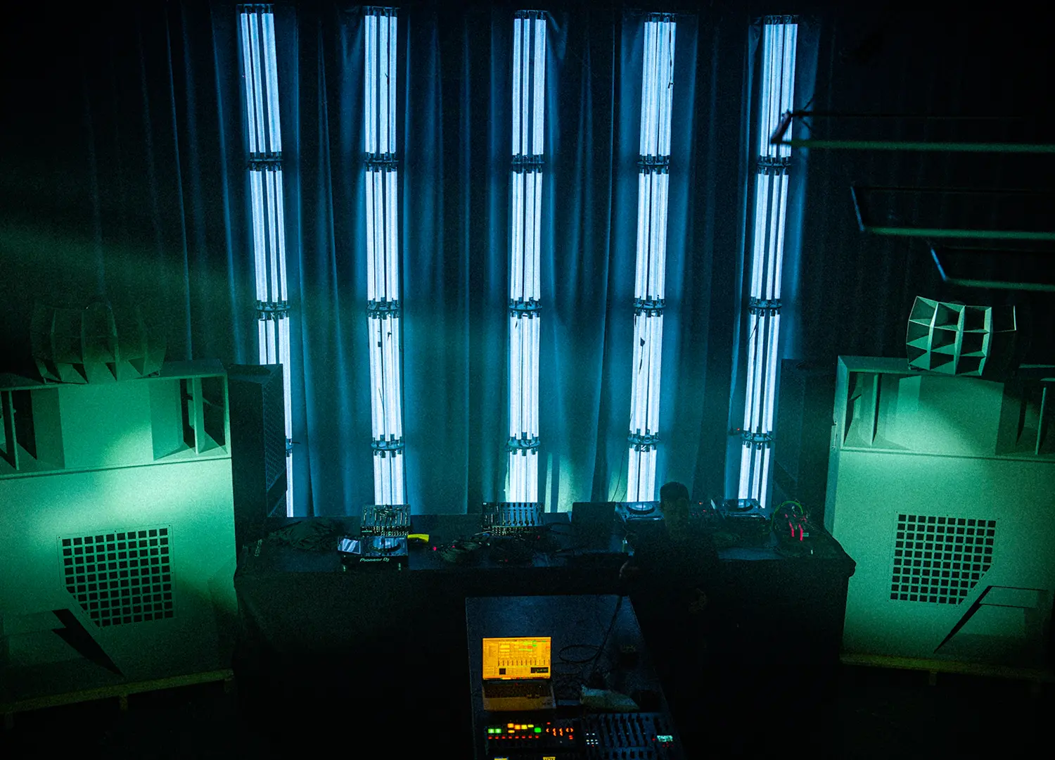 Scenografia eventowa - instalacja LED na wydarzeniu z muzyką elektroniczną