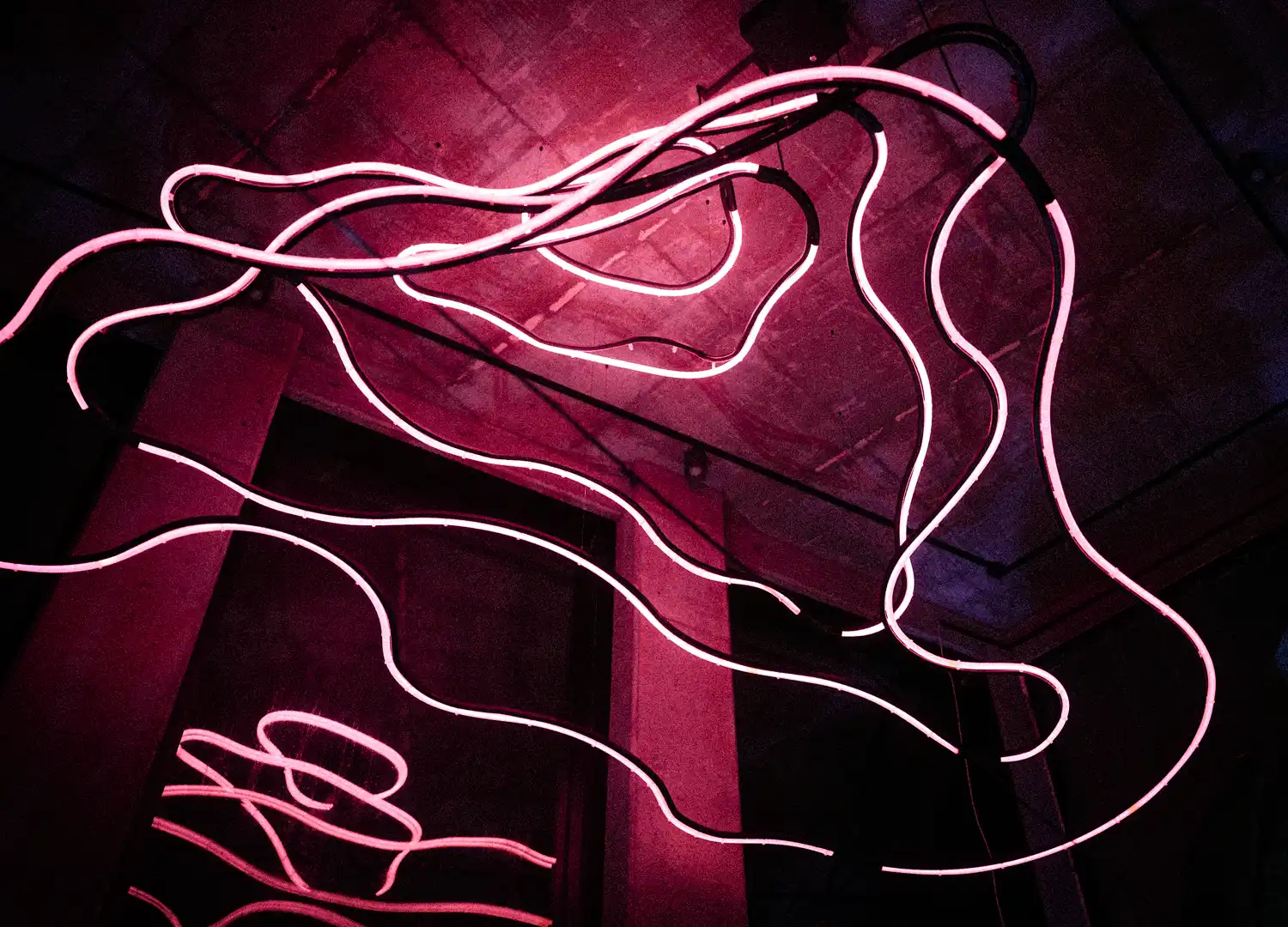 Stacjonarny żyrandol LED - wielopoziomowy cyfrowy neon