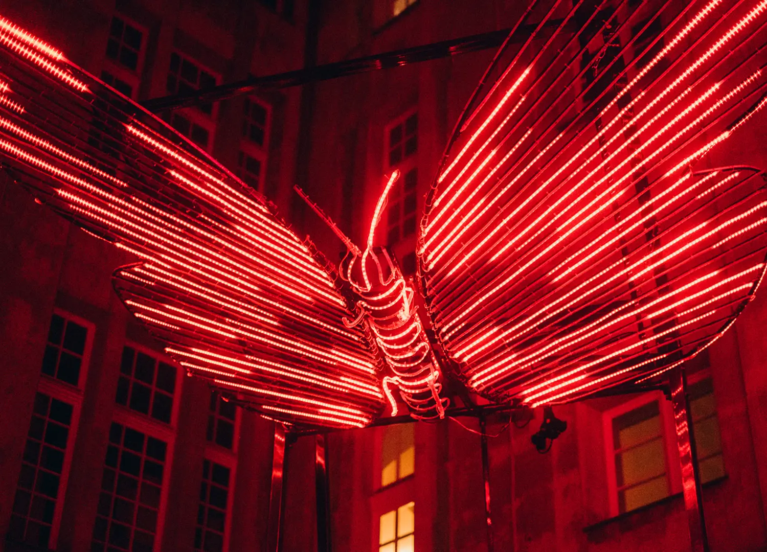 Motyl LED z huśtawką - mobilna kinetyczna instalacja