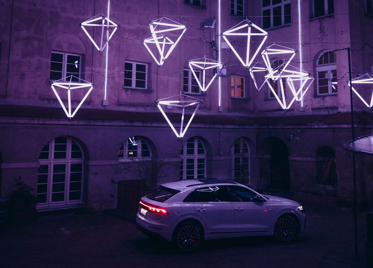 Aranżacja reklamowa - wizualna ekspozycja Audi z LED